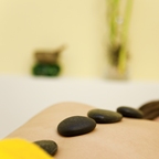 Hot Stone Massage hot stone massagen angebote behandlungen wellnessangebote bad soden-salmünster wellnesspauschalen spessart-therme